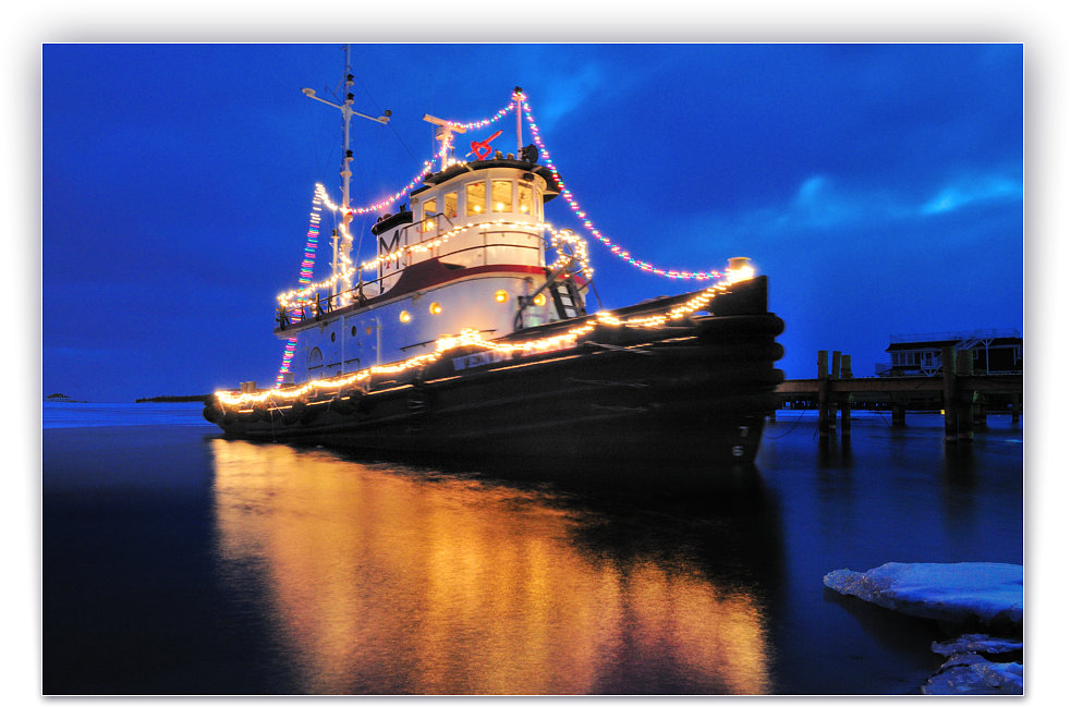 The Tug Wendy Anne lit for Christmas in Paradise Bay 2008